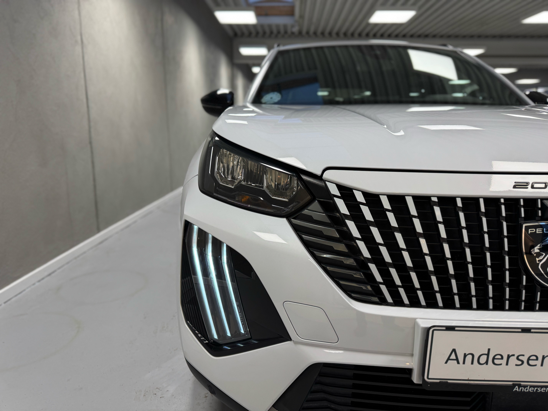 Hvid Peugeot e-2008 fra 2024