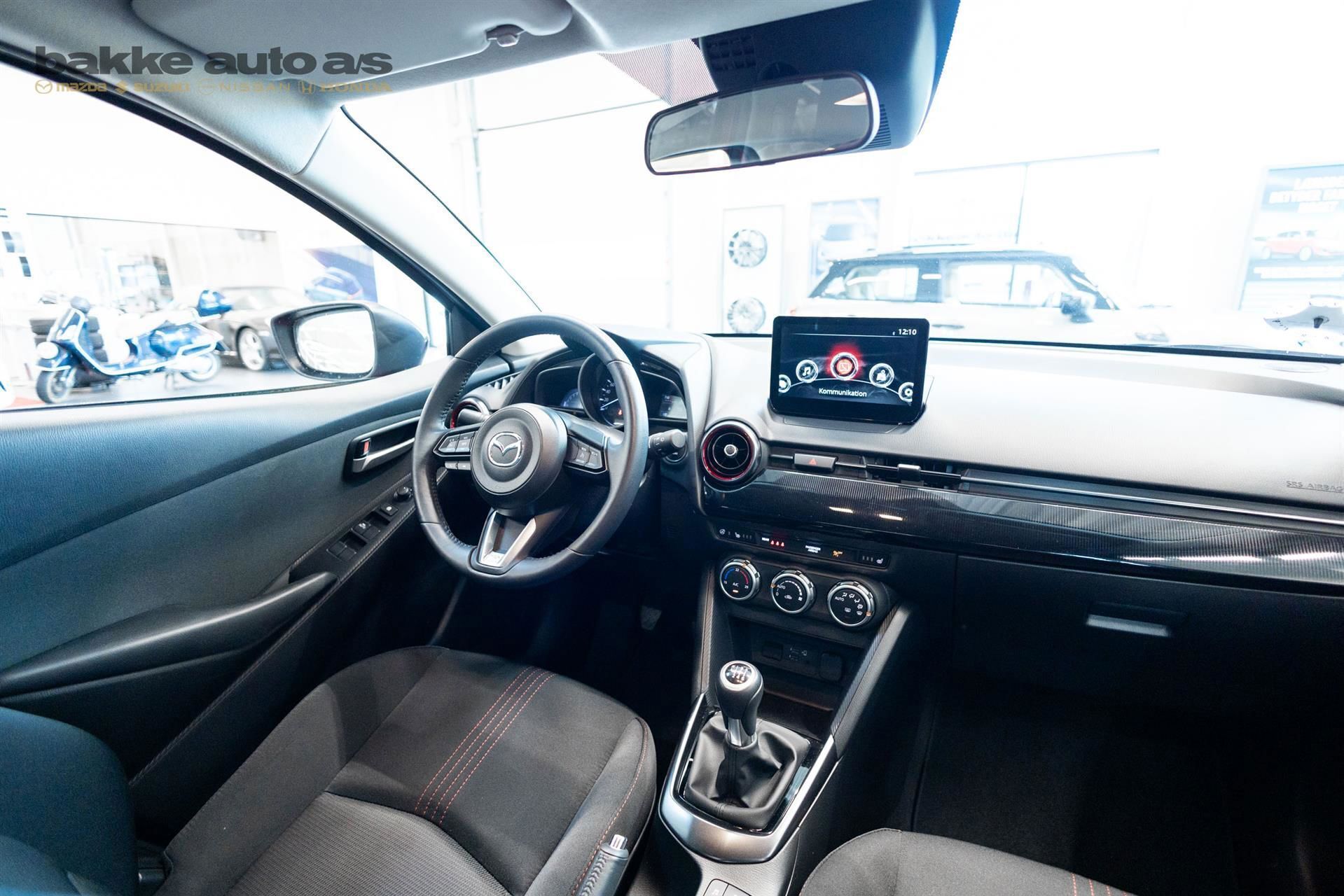 Rød Mazda 2 fra 2023