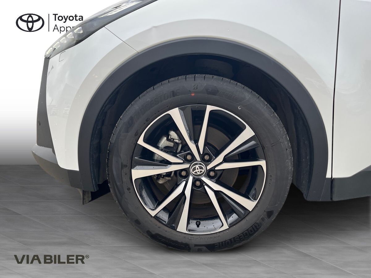 Hvid Toyota C-HR fra 2024