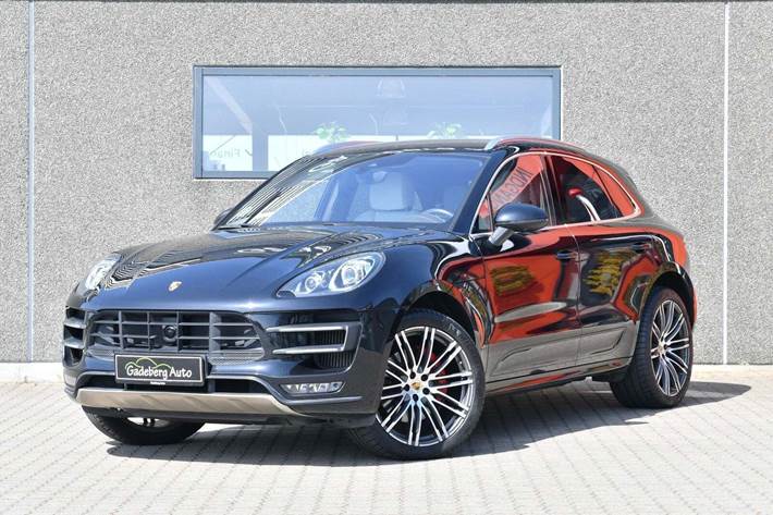 Sort Porsche Macan Turbo fra 2015