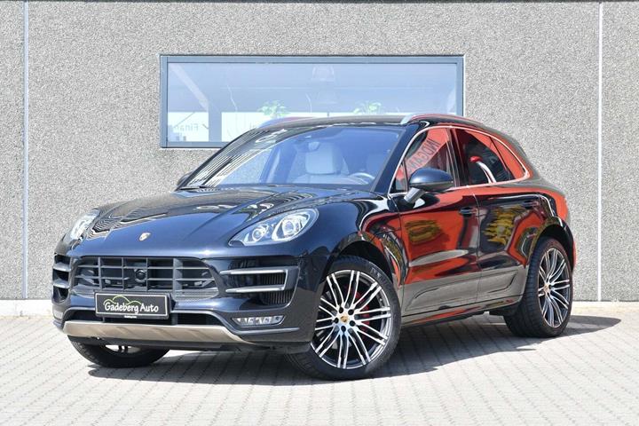 Sort Porsche Macan Turbo fra 2015