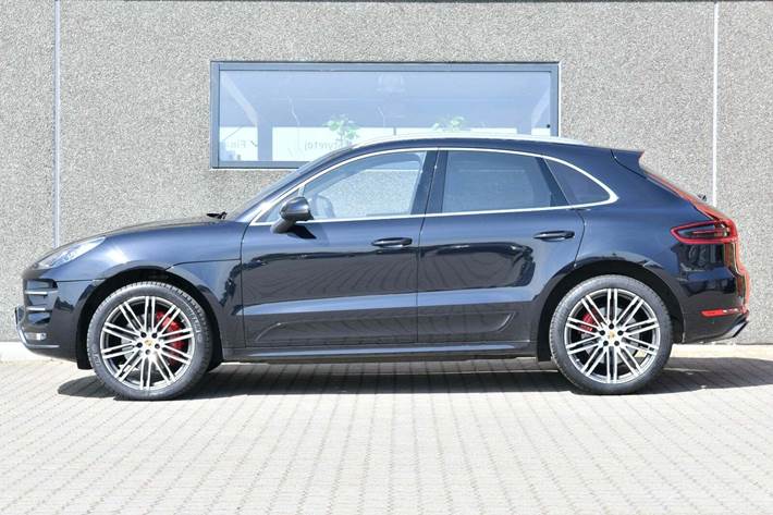 Sort Porsche Macan Turbo fra 2015