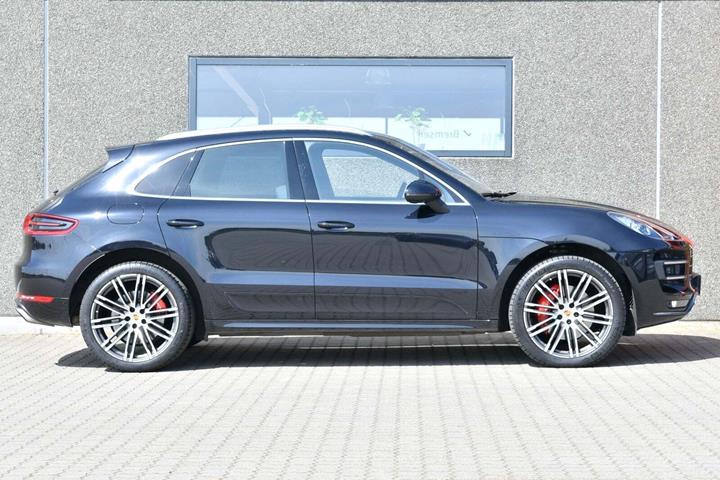 Sort Porsche Macan Turbo fra 2015