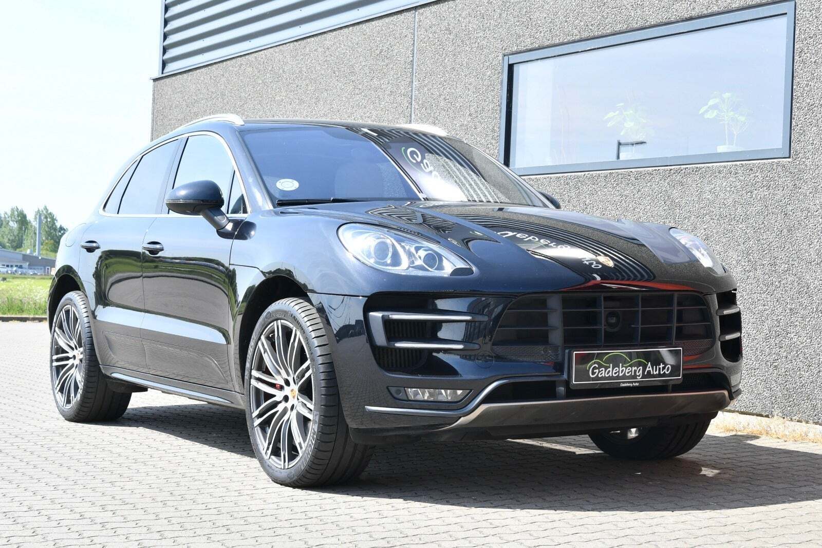 Sort Porsche Macan Turbo fra 2015