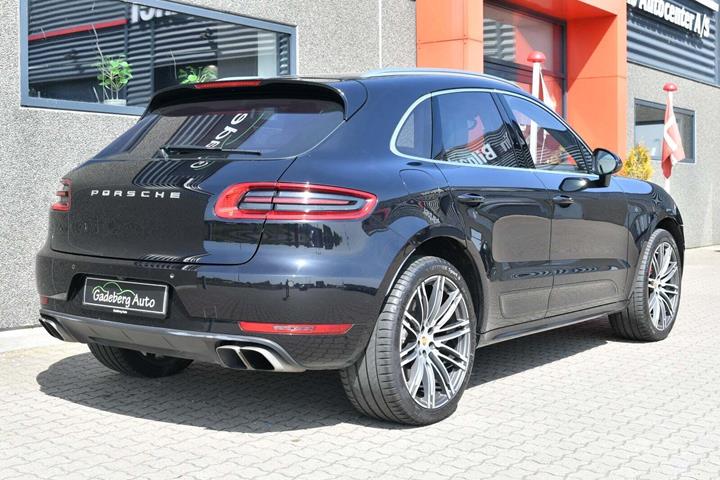 Sort Porsche Macan Turbo fra 2015
