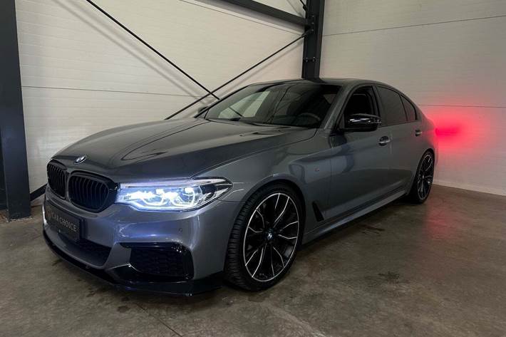 Grå BMW 550i fra 2017 set udefra