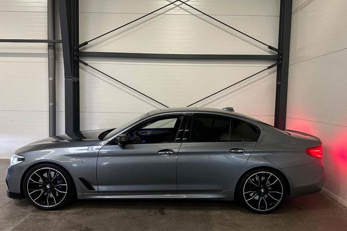 Grå BMW 550i fra 2017 set udefra