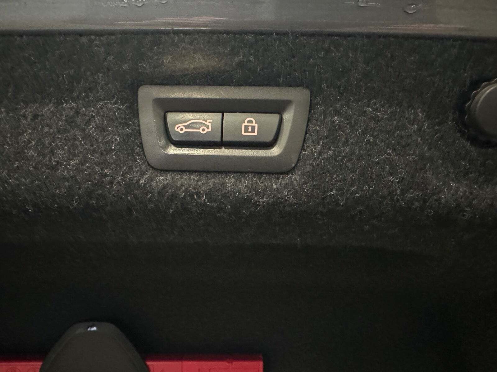 Grå BMW 550i fra 2017