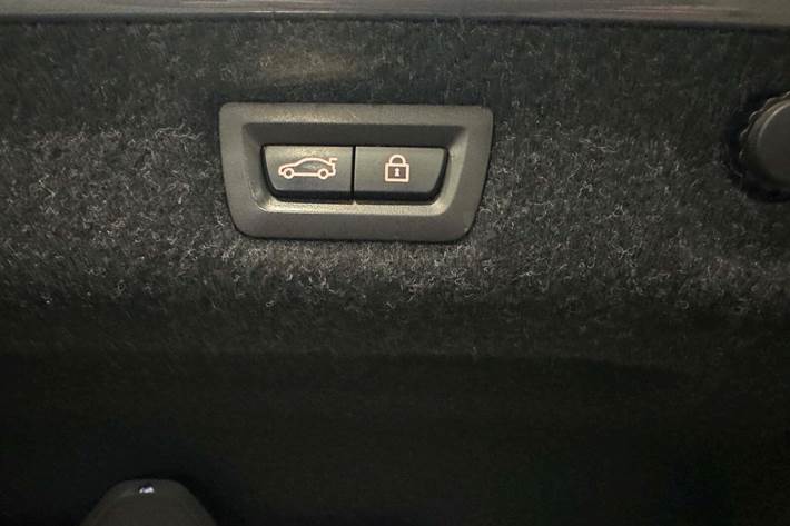 Grå BMW 550i fra 2017