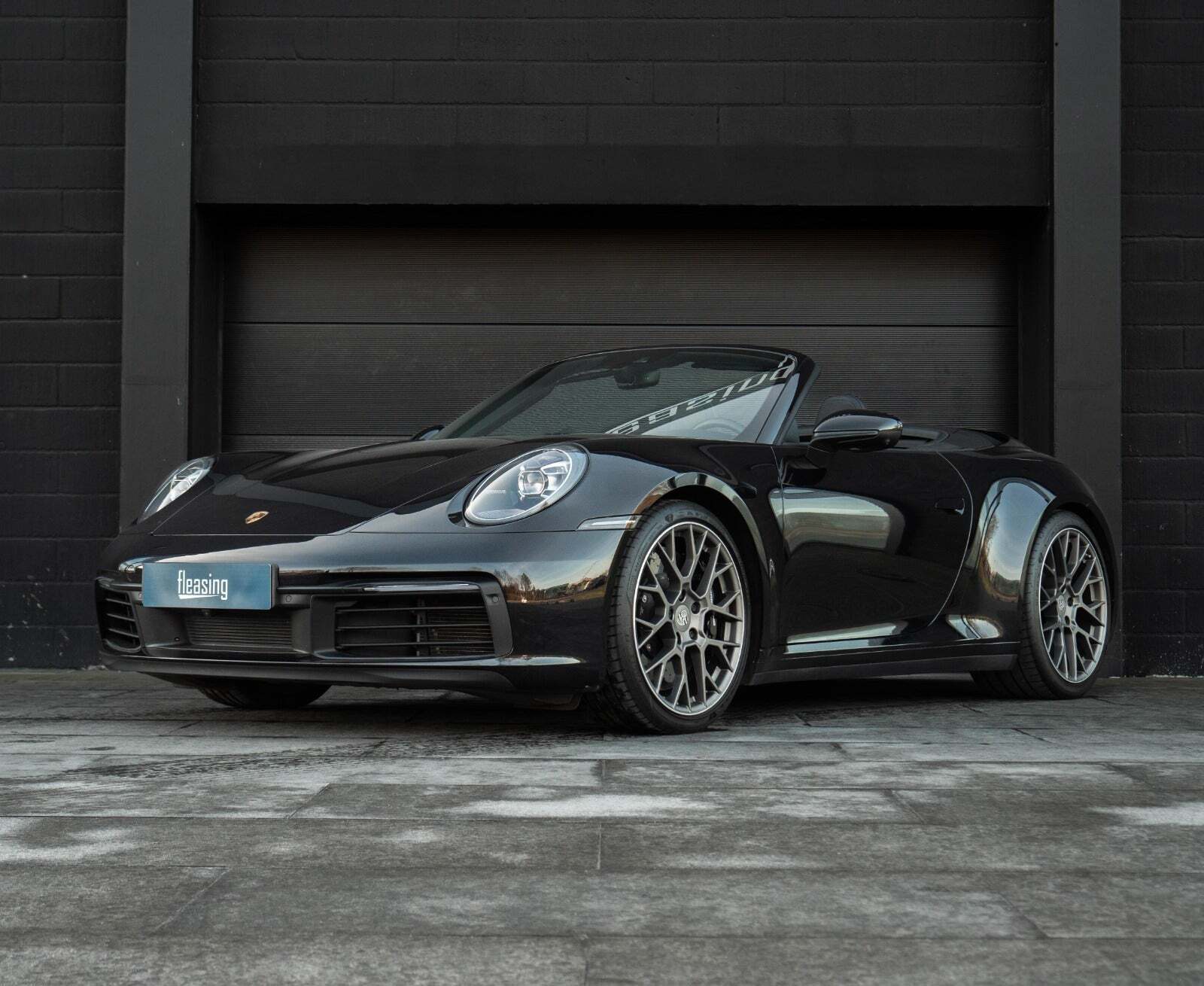 Sort Porsche 911 Carrera 4S fra 2019 set udefra