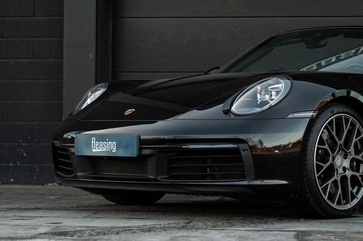 Sort Porsche 911 Carrera 4S fra 2019 set udefra