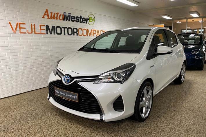 Hvid Toyota Yaris fra 2015 set udefra