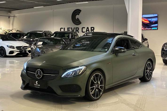 Grøn Mercedes C43 fra 2017 set udefra