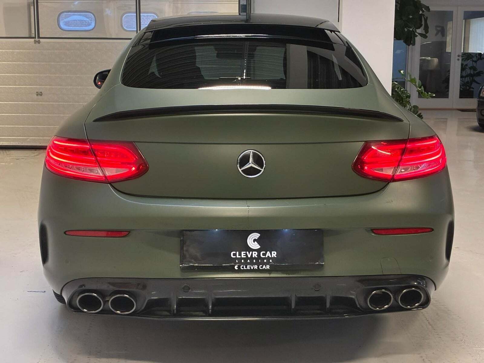 Grøn Mercedes C43 fra 2017 set udefra