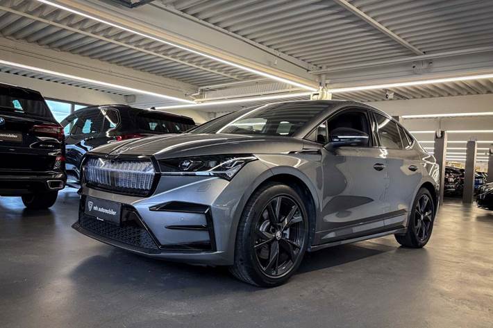 Grå Skoda Enyaq fra 2023 set udefra