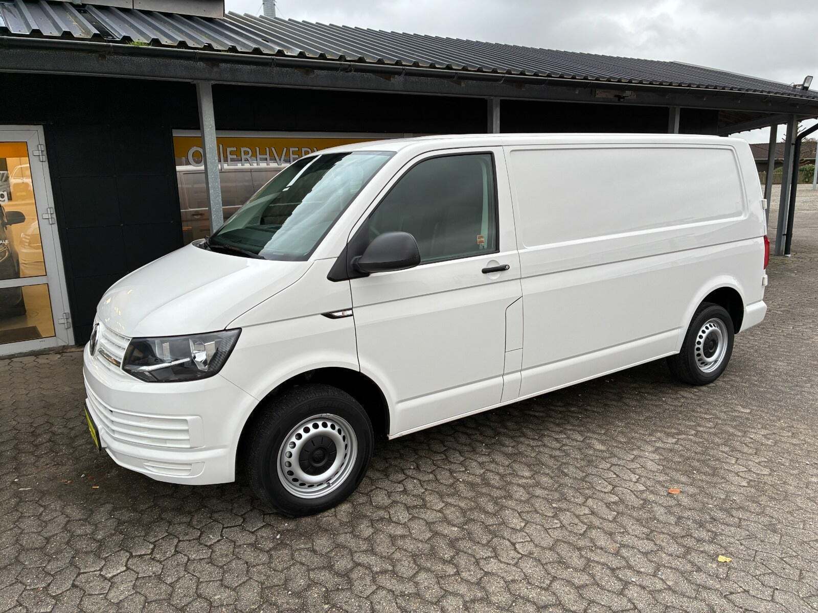 VW Transporter 2,0 TDi 102 Kassevogn lang