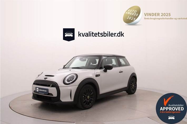Sølv Mini Cooper fra 2022 set udefra