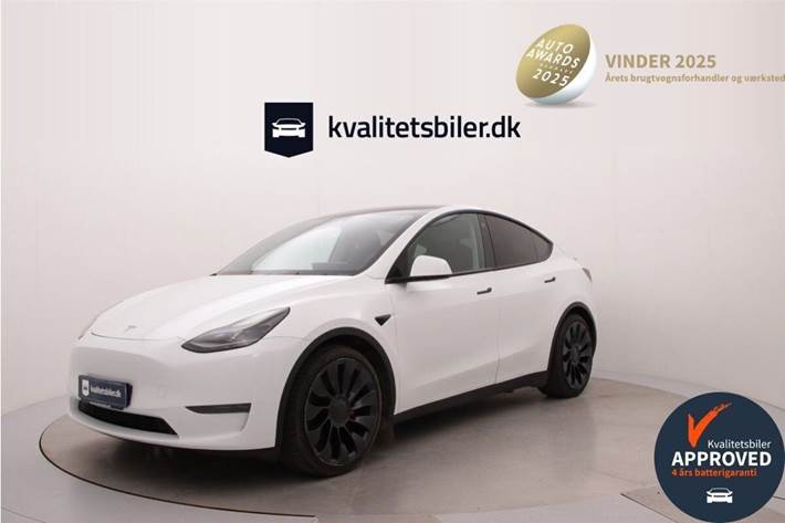 Hvid Tesla Model Y fra 2023 set udefra