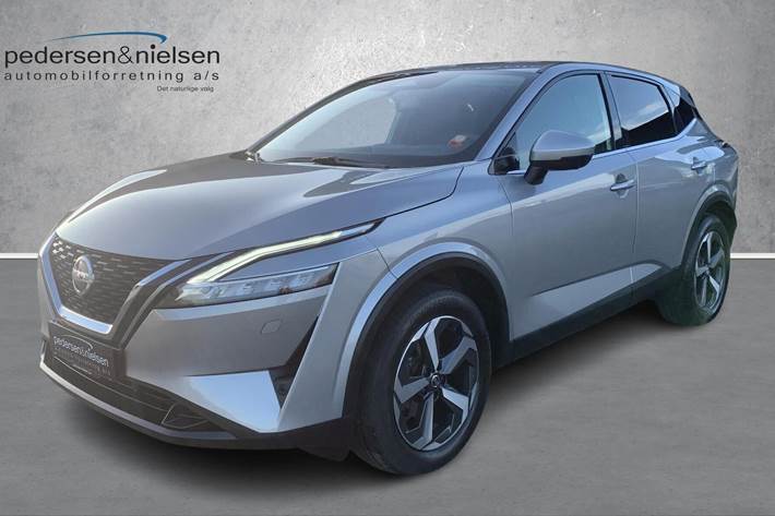 Sølv Nissan Qashqai fra 2021 set udefra