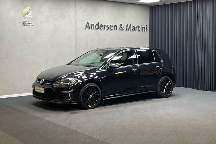 Sort VW Golf fra 2018 set udefra