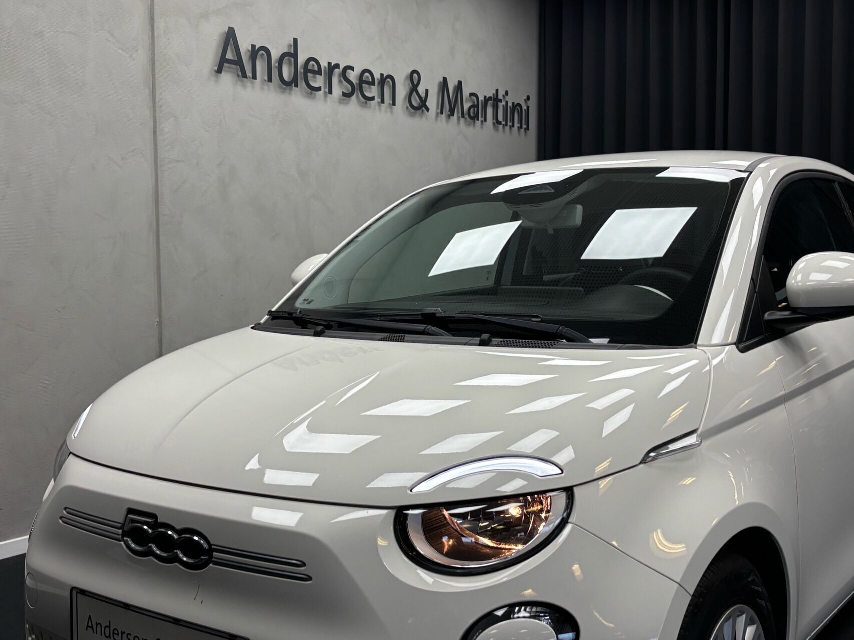 Hvid Fiat 500e fra 2023