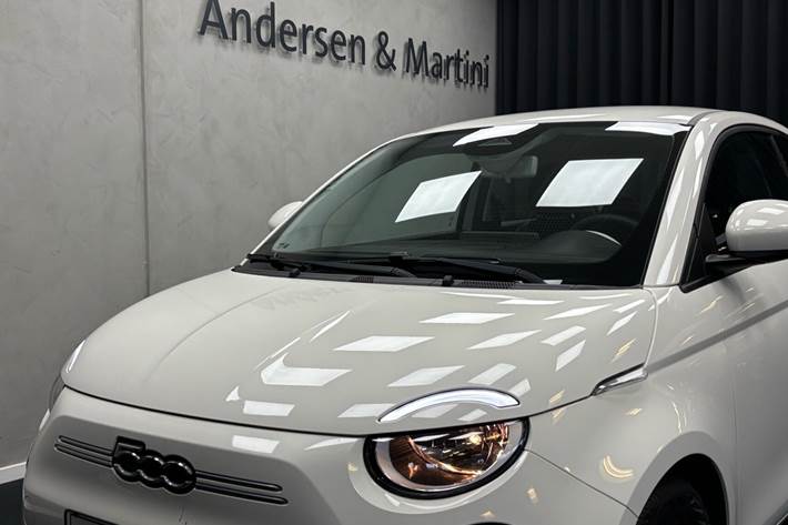Hvid Fiat 500e fra 2023