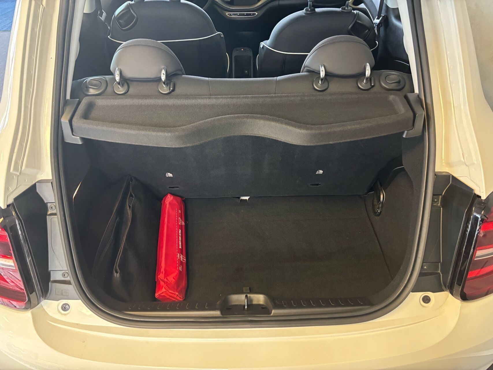 Hvid Fiat 500e fra 2023