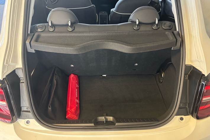 Hvid Fiat 500e fra 2023