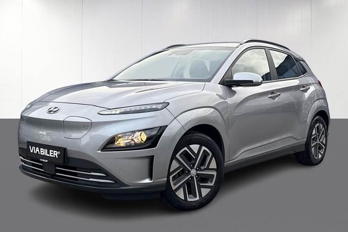 Sølv Hyundai Kona fra 2022 set udefra
