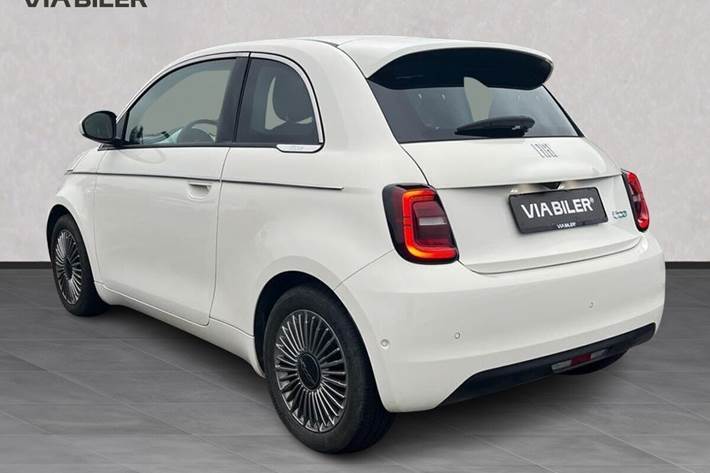 Hvid Fiat 500e fra 2024