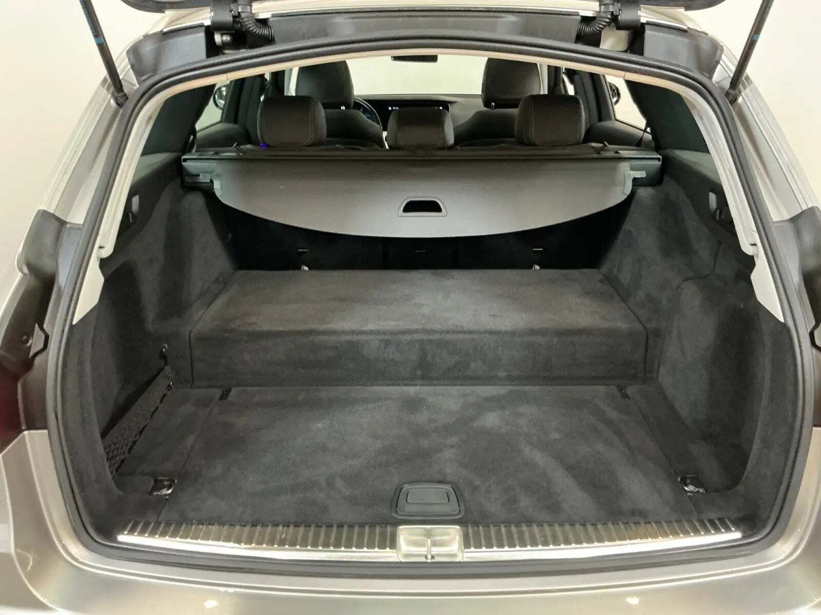 Sølv Mercedes E300 de fra 2023