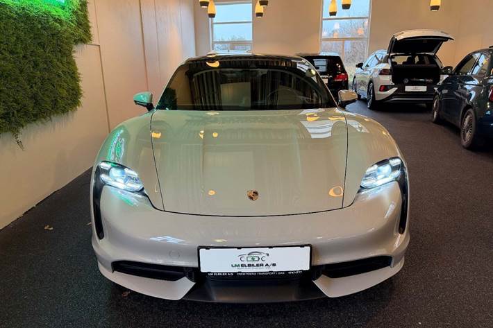 Grå Porsche Taycan Turbo fra 2020 set udefra
