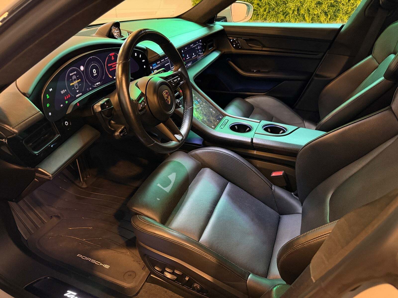 Grå Porsche Taycan Turbo fra 2020