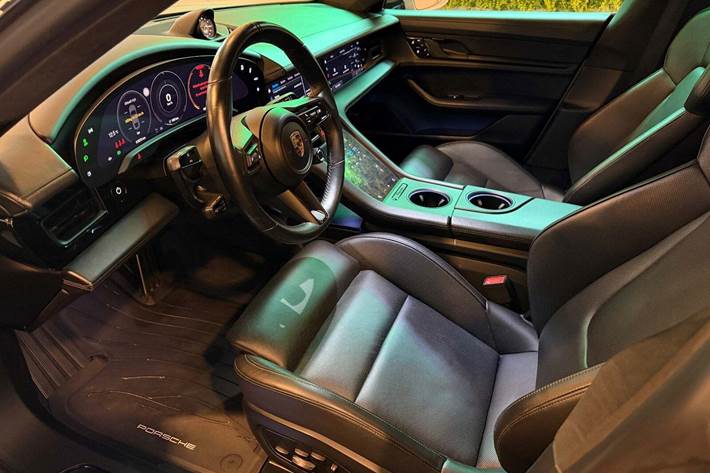 Grå Porsche Taycan Turbo fra 2020 set indefra