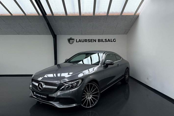 Grå Mercedes C220 d fra 2017 set udefra