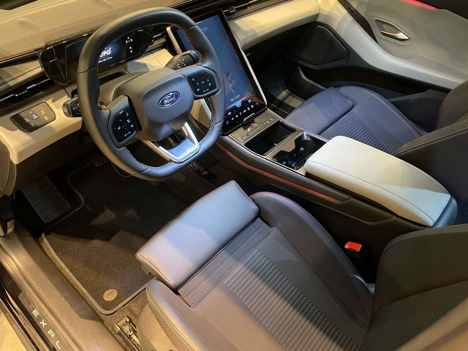 Ford Explorer 82 Premium Extended Range