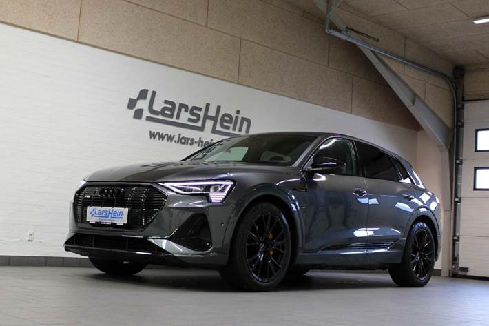 Grå Audi e-tron fra 2022 set udefra