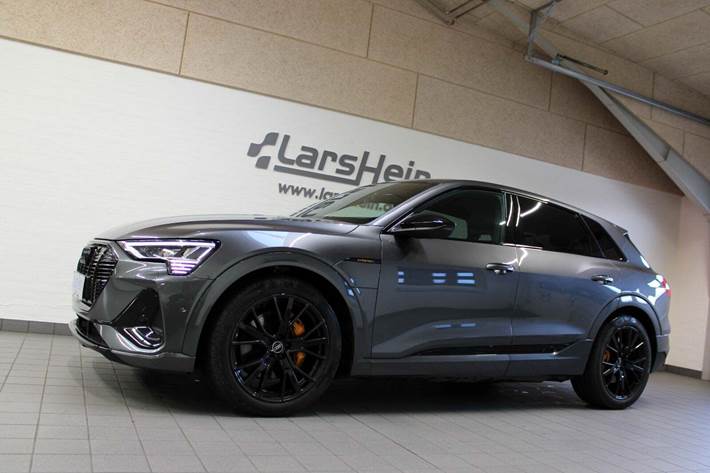 Grå Audi e-tron fra 2022