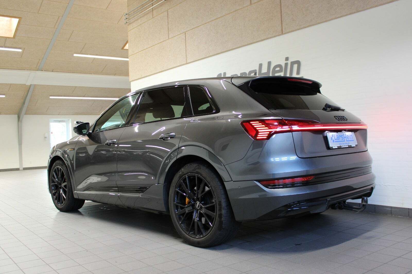 Grå Audi e-tron fra 2022