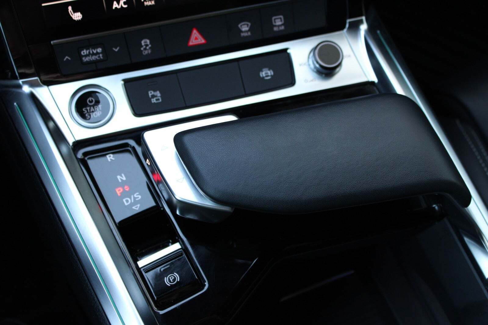 Grå Audi e-tron fra 2022