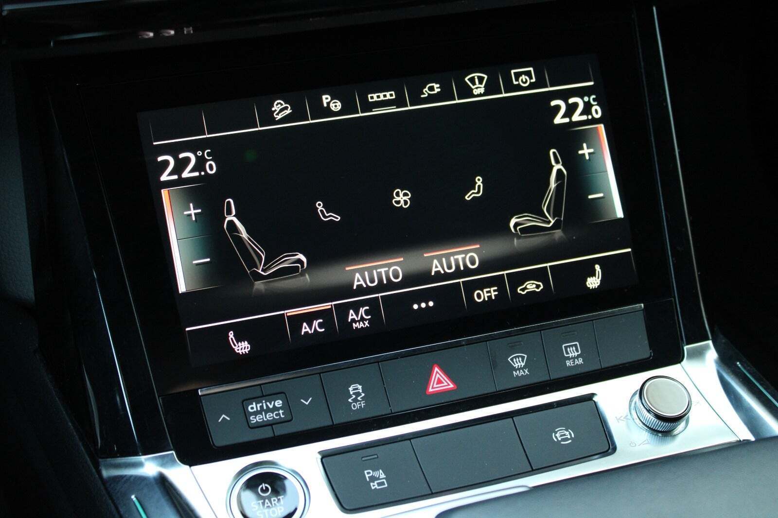 Grå Audi e-tron fra 2022