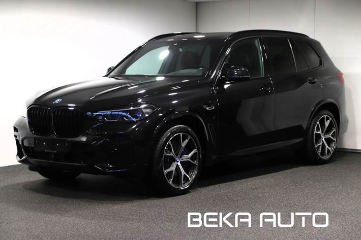 Sort BMW X5 fra 2023 set udefra