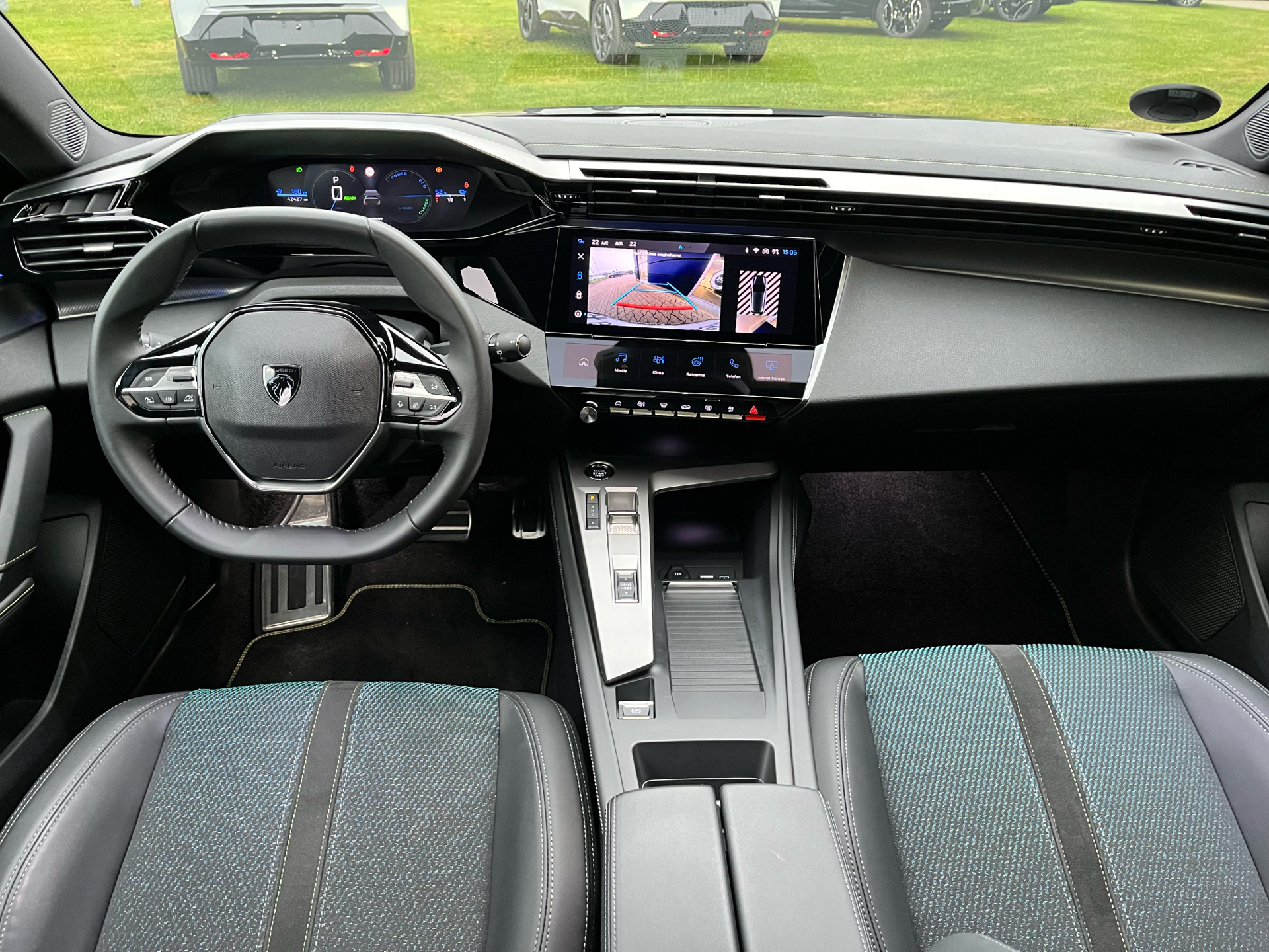 Grå Peugeot E-308 fra 2024