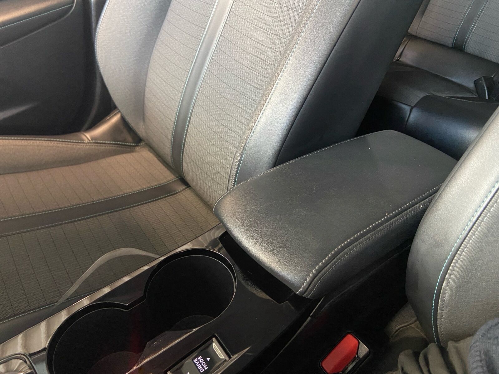 Hvid Peugeot e-2008 fra 2021