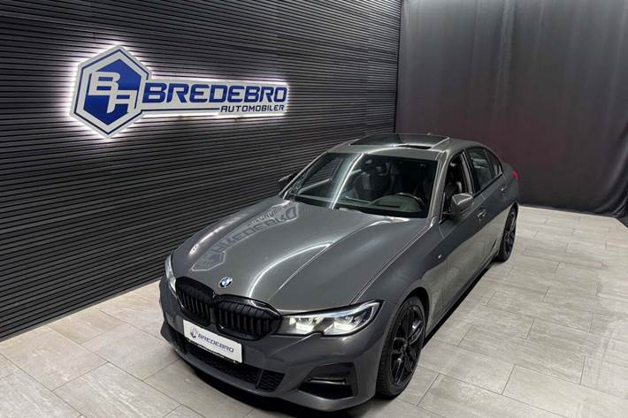 Grå BMW 330i fra 2019 set udefra