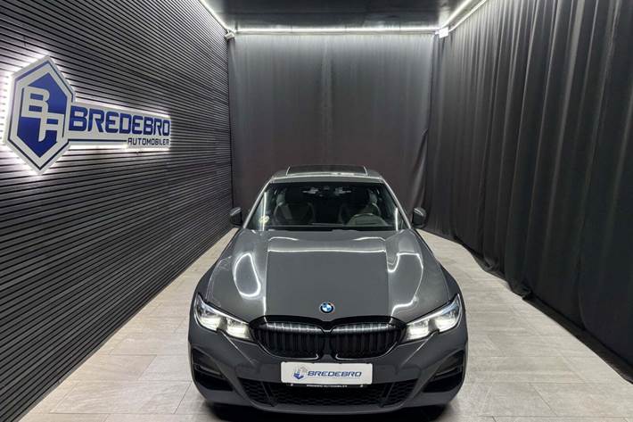 Grå BMW 330i fra 2019 set udefra