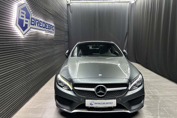 Grå Mercedes C250 fra 2016 set udefra