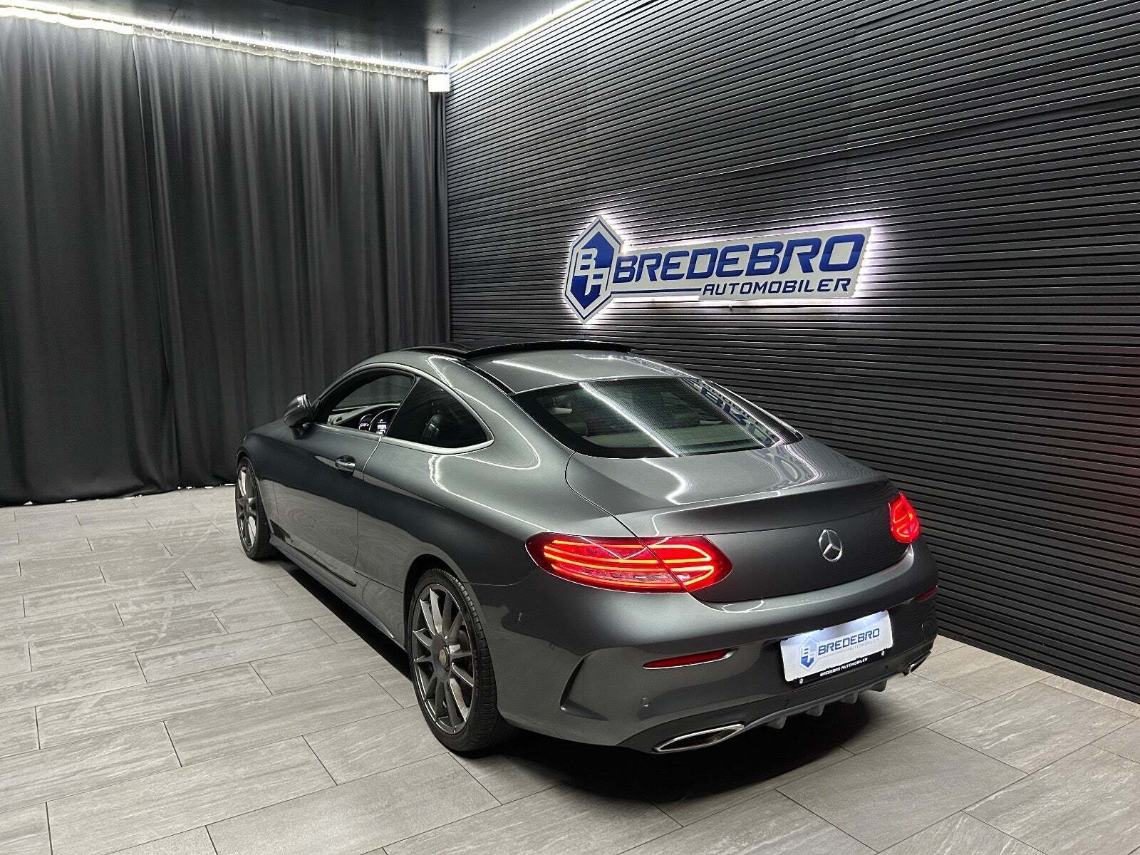 Grå Mercedes C250 fra 2016 set udefra