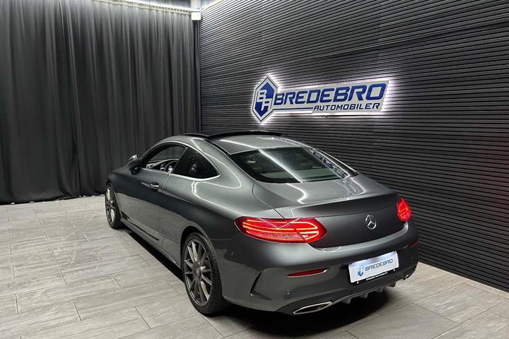 Grå Mercedes C250 fra 2016 set udefra