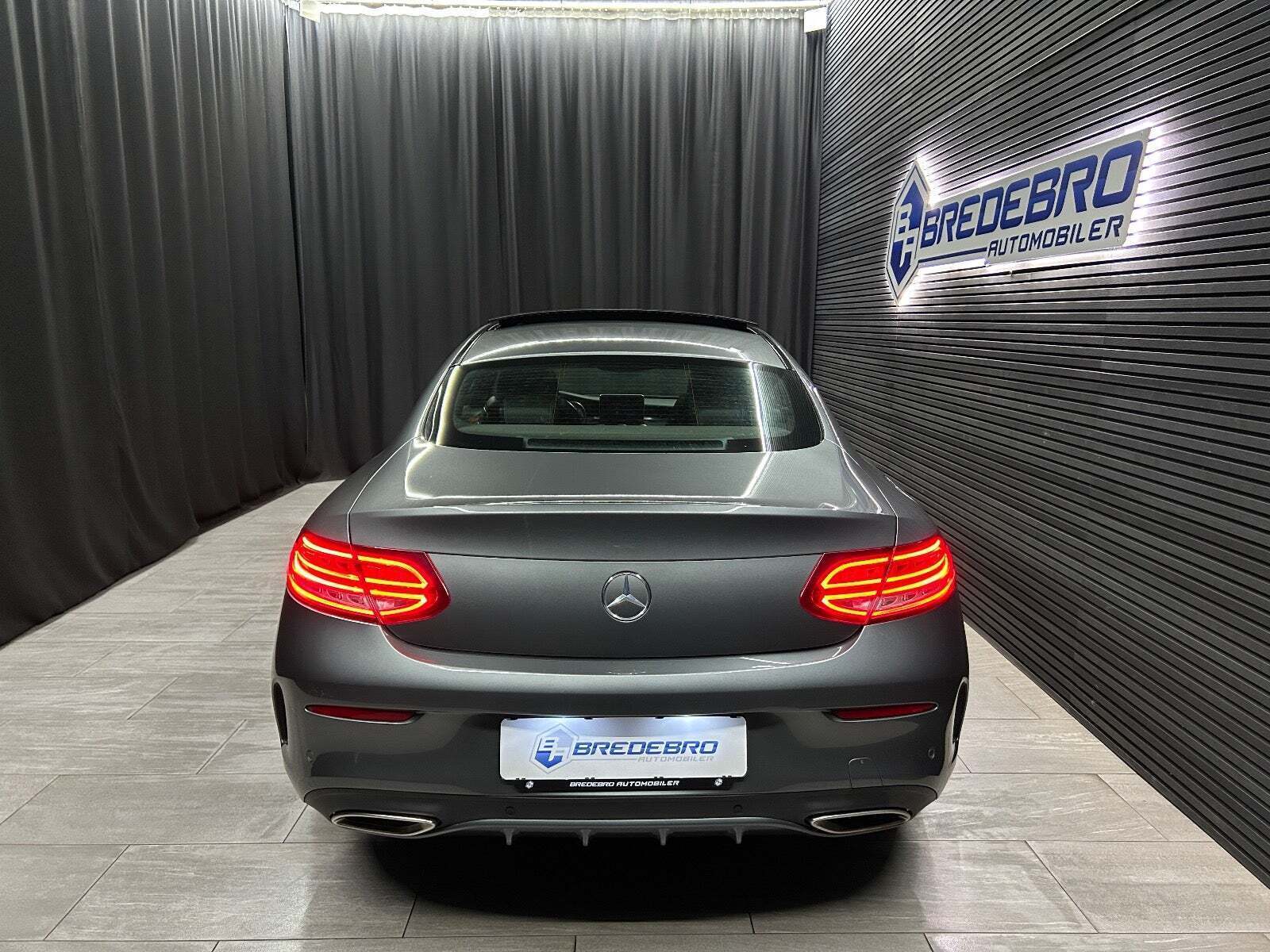 Grå Mercedes C250 fra 2016 set udefra